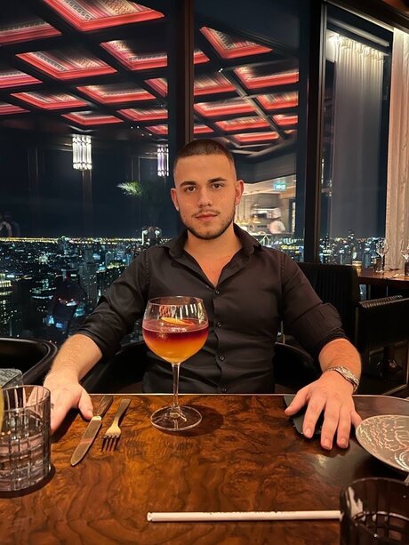 Naakte gelekte OnlyFans-foto van Hugo Petjer