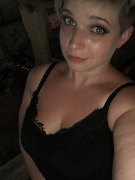 Naakte gelekte OnlyFans-foto van Beatrix Banka