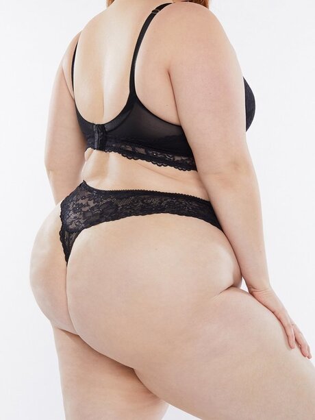 Naakte gelekte OnlyFans-foto van Lilac Madison