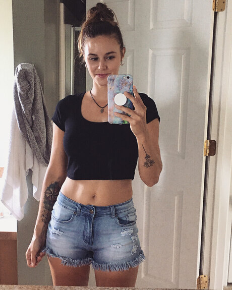 Naakte gelekte OnlyFans-foto van Laurel