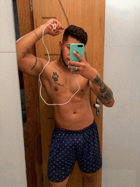Naakte gelekte OnlyFans-foto van Umwiller