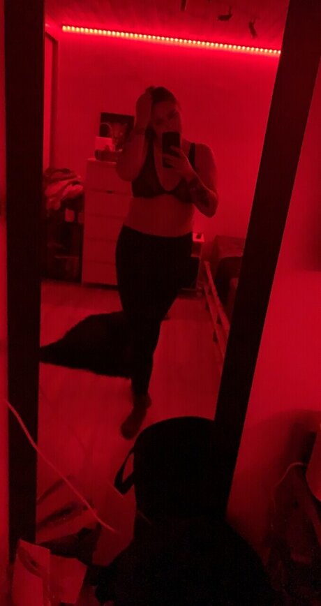 Naakte gelekte OnlyFans-foto van Sanny