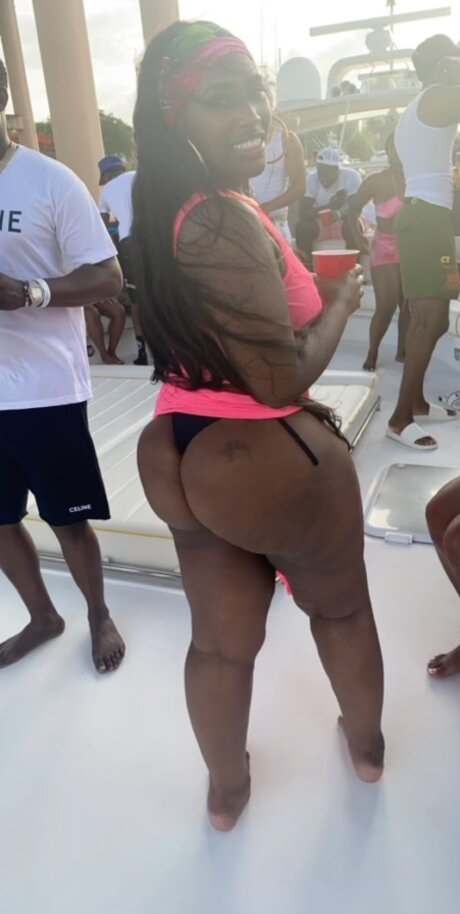Naakte gelekte OnlyFans-foto van Mocha
