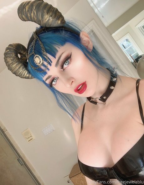 Naakte gelekte OnlyFans-foto van Freejewelzblu