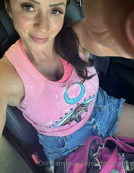 Naakte gelekte OnlyFans-foto van Ariellaferrerafree