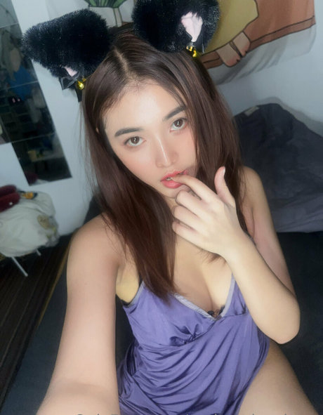 Naakte gelekte OnlyFans-foto van Petiteasianchaya