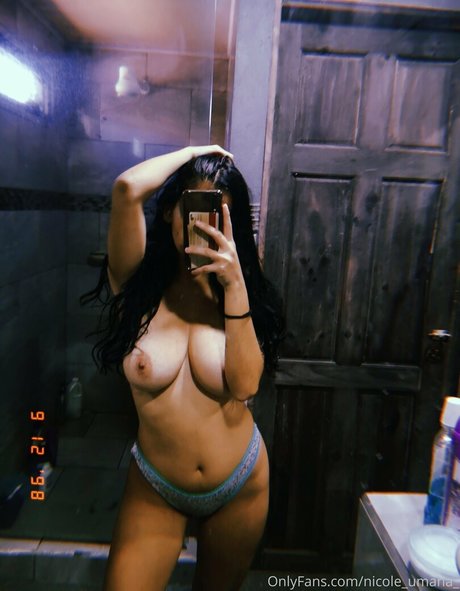 Naakte gelekte OnlyFans-foto van Nicole Umana