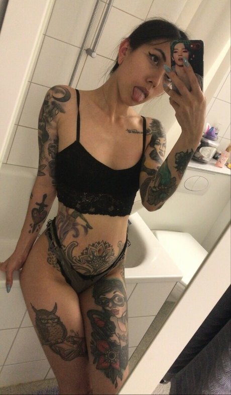 Naakte gelekte OnlyFans-foto van Inumi