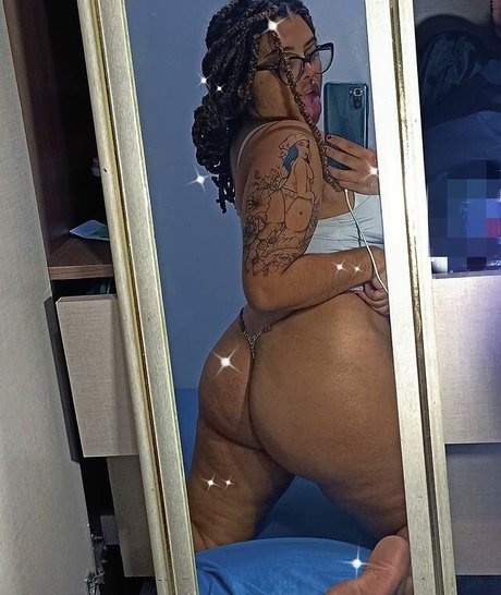 Naakte gelekte OnlyFans-foto van Juliana Costa