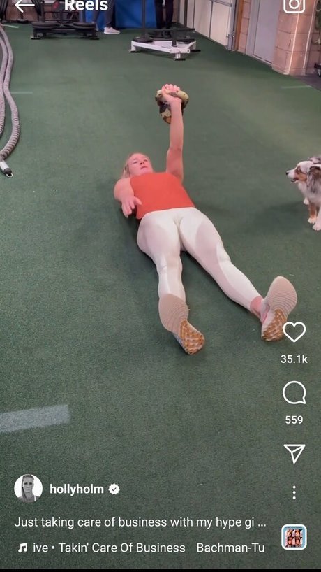 Naakte gelekte OnlyFans-foto van Holly Holm