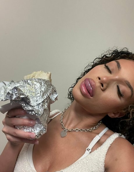Naakte gelekte OnlyFans-foto van Lusciousalina