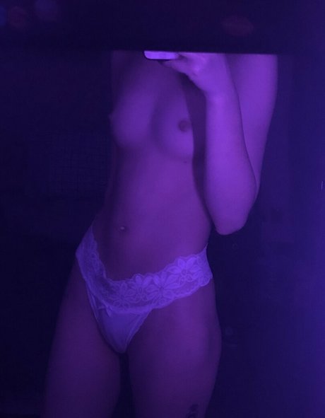 Naakte gelekte OnlyFans-foto van Cammie