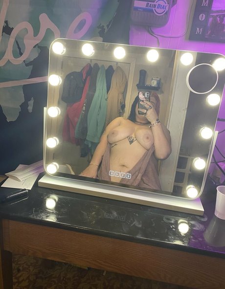 Naakte gelekte OnlyFans-foto van Rainbowfundipp