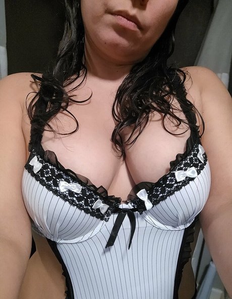 Naakte gelekte OnlyFans-foto van Flowerpower87