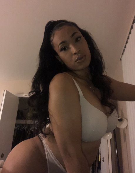 Naakte gelekte OnlyFans-foto van Robynbanks