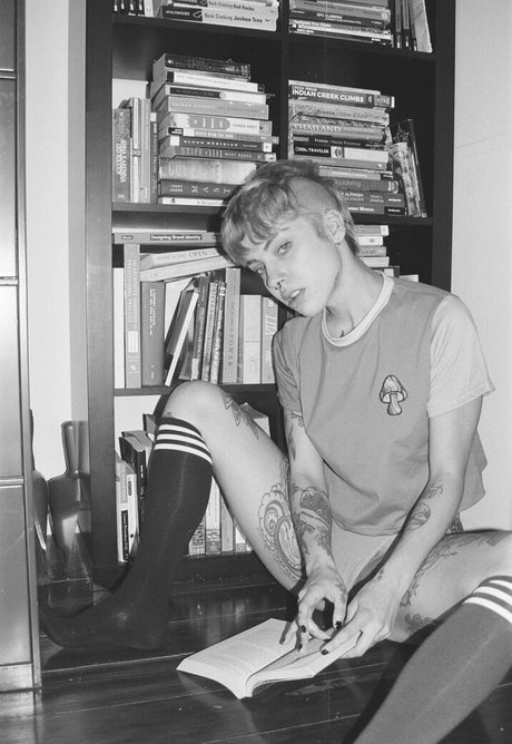 Naakte gelekte OnlyFans-foto van Little Spittle