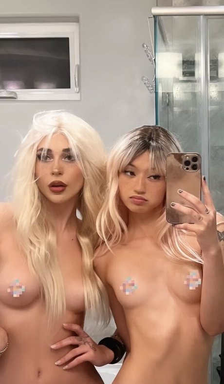 Naakte gelekte OnlyFans-foto van Kate Baum