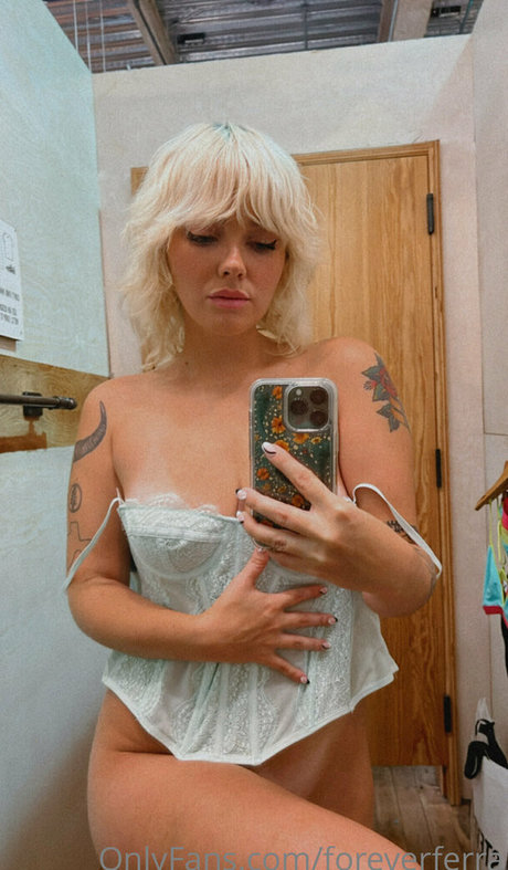 Naakte gelekte OnlyFans-foto van Foreverferra