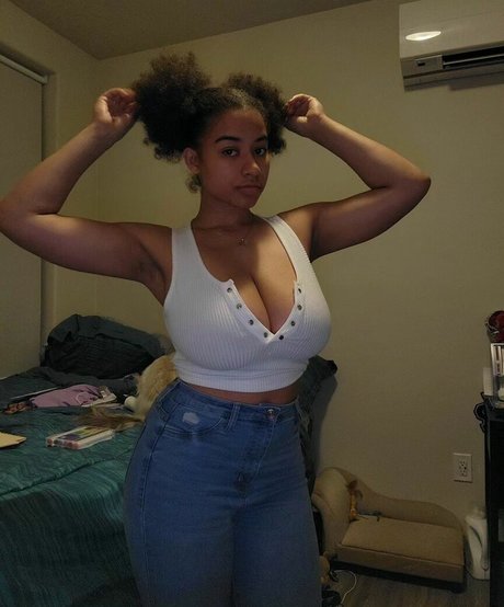 Naakte gelekte OnlyFans-foto van Dina