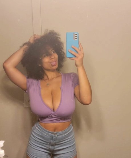 Naakte gelekte OnlyFans-foto van Dina