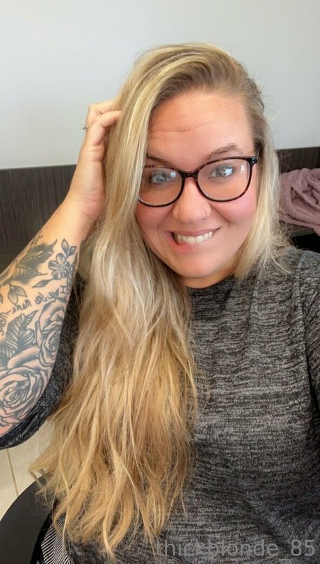 Naakte gelekte OnlyFans-foto van Thickblonde85