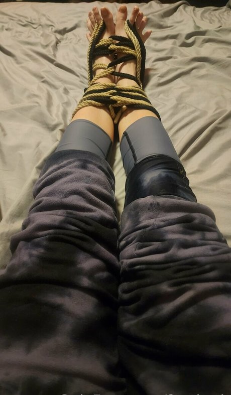 Naakte gelekte OnlyFans-foto van Feetbeth