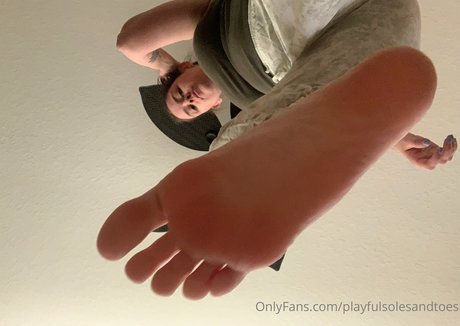 Naakte gelekte OnlyFans-foto van Playfulsolesandtoes