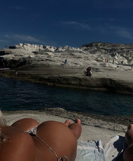 Naakte gelekte OnlyFans-foto van Elly Anne