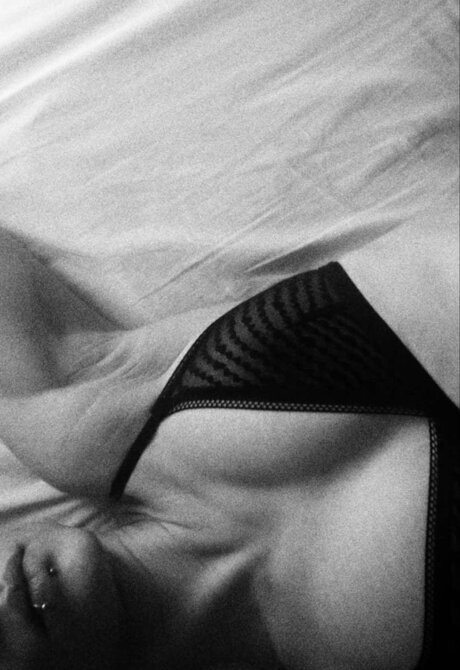 Naakte gelekte OnlyFans-foto van Luna