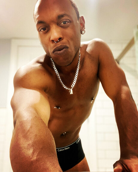 Naakte gelekte OnlyFans-foto van Famou55tar