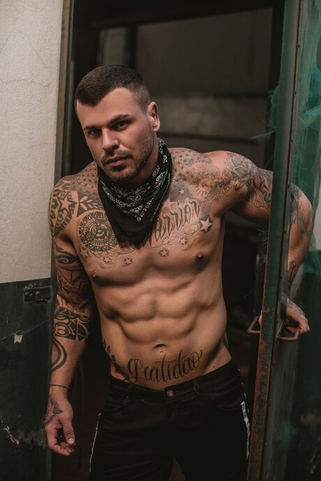 Naakte gelekte OnlyFans-foto van Adalto Schuelter