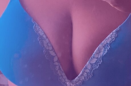 Naakte gelekte OnlyFans-foto van April Showers
