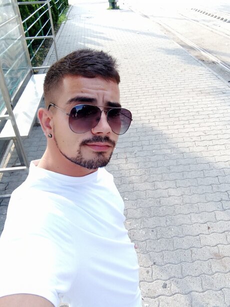 Naakte gelekte OnlyFans-foto van Mihaialexandru Dulai
