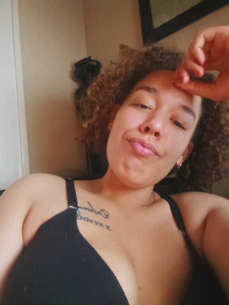 Naakte gelekte OnlyFans-foto van Aaliyah