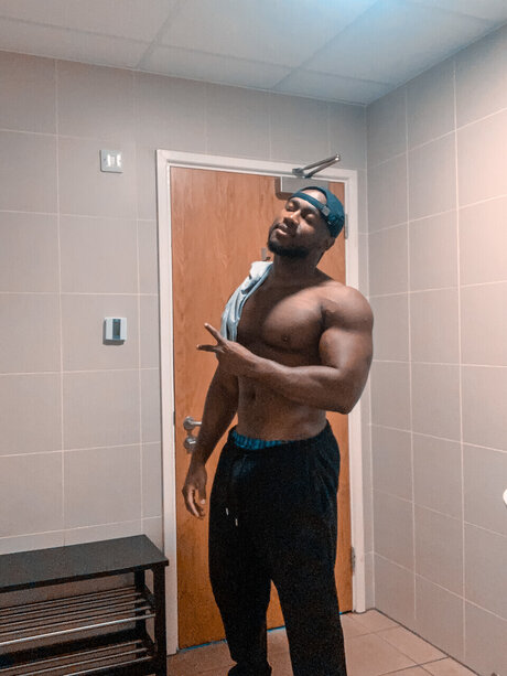 Naakte gelekte OnlyFans-foto van Tony