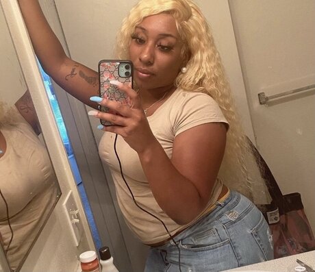 Naakte gelekte OnlyFans-foto van Sexy Caramel