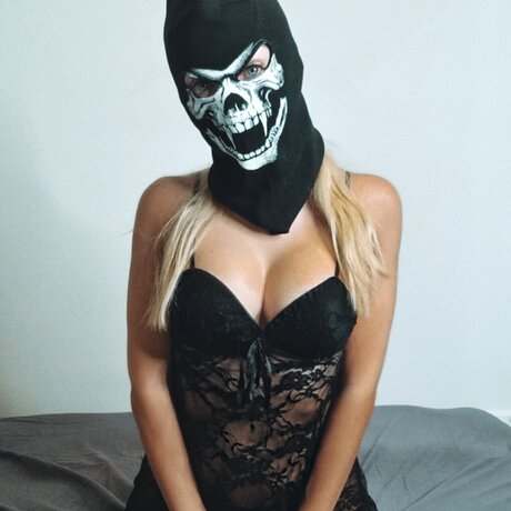 Naakte gelekte OnlyFans-foto van The Masked Girl
