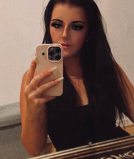 Naakte gelekte OnlyFans-foto van Angela