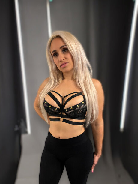 Naakte gelekte OnlyFans-foto van Luna Sky