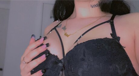 Naakte gelekte OnlyFans-foto van Hellawavyhaley