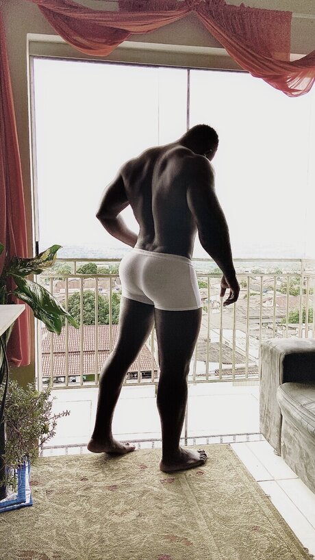 Naakte gelekte OnlyFans-foto van Blouisy 