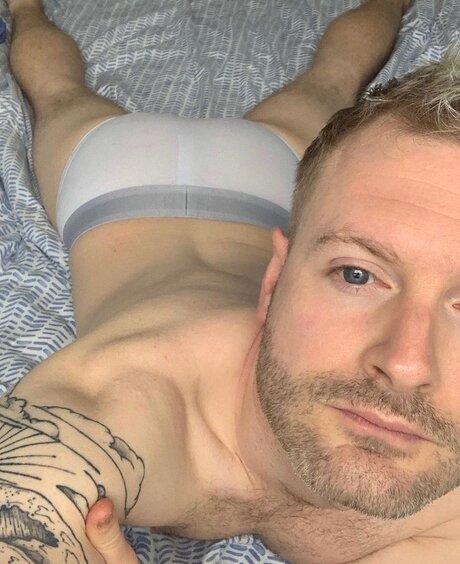 Naakte gelekte OnlyFans-foto van Kiwiinlondon