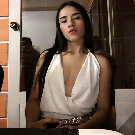 Naakte gelekte OnlyFans-foto van Emmy