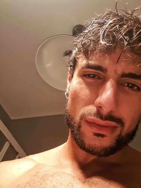 Naakte gelekte OnlyFans-foto van Alessandro