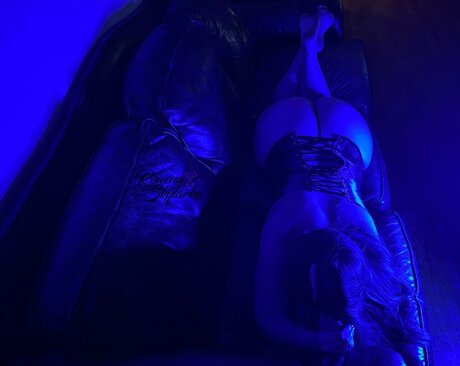 Naakte gelekte OnlyFans-foto van Rowena Skylarke