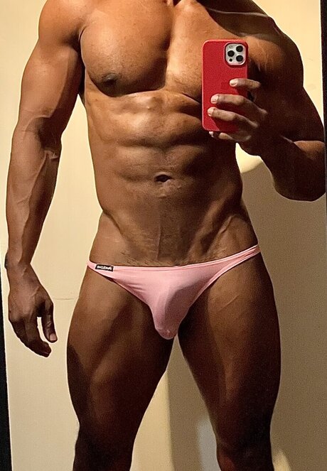 Naakte gelekte OnlyFans-foto van Blatin 