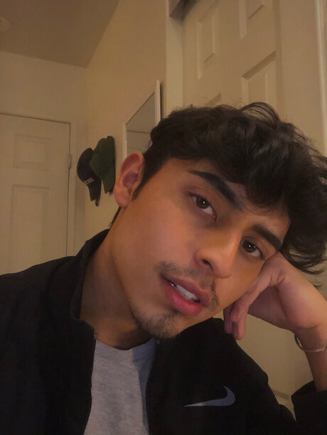 Naakte gelekte OnlyFans-foto van Izzy