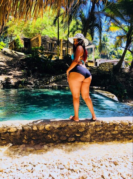 Naakte gelekte OnlyFans-foto van Edili Batista