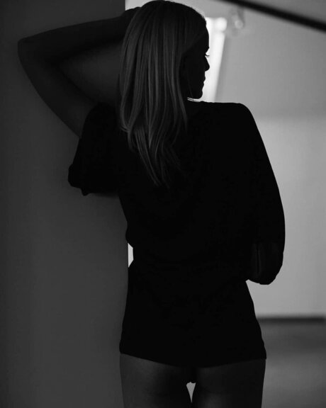 Naakte gelekte OnlyFans-foto van Lily Rose