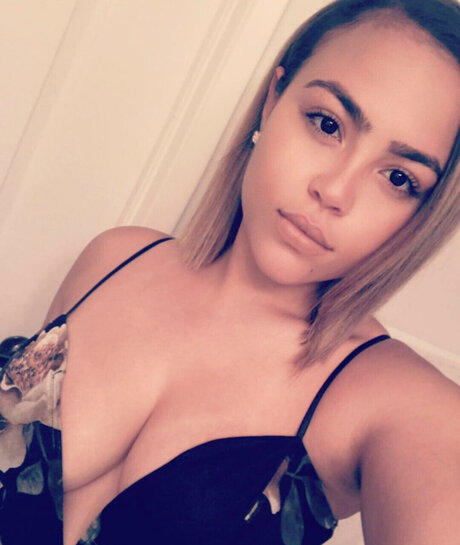 Naakte gelekte OnlyFans-foto van Renee